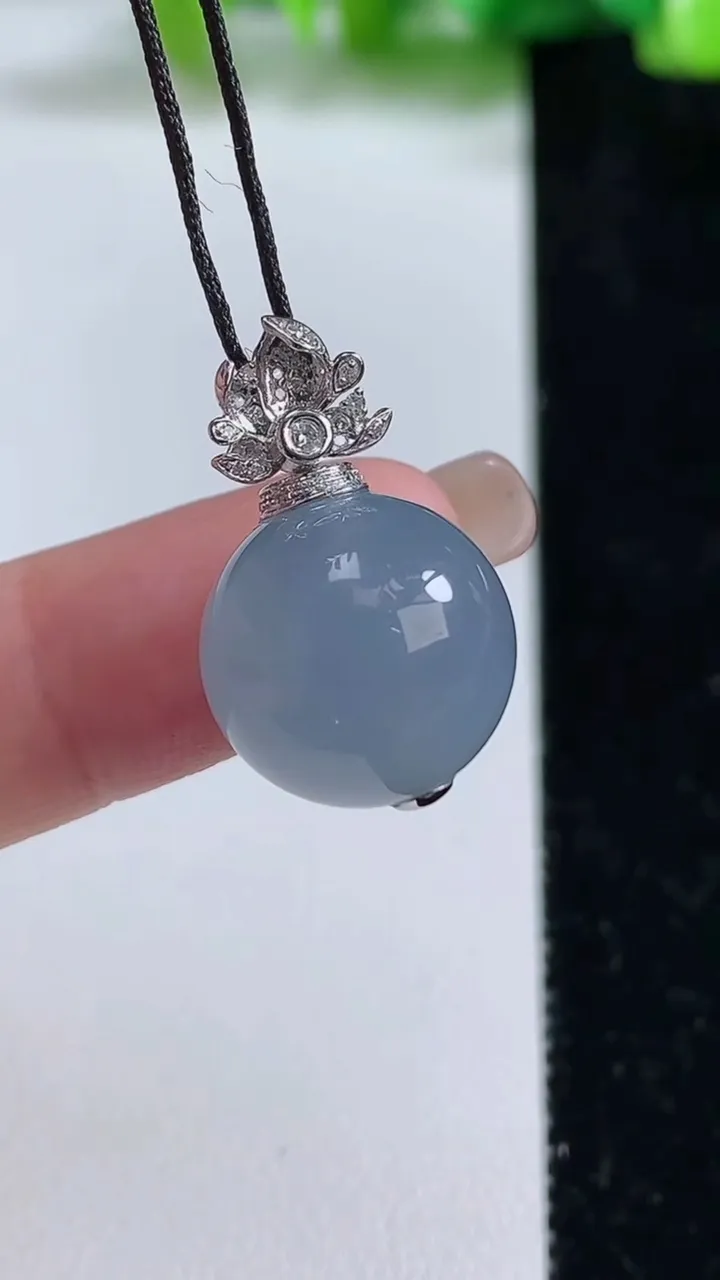 天然A货翡翠18k金紫罗兰圆珠吊坠，尺寸14.6，重量:6.45g9月8日
工厂直销收藏佳品,种好水足，色泽均匀，有种有色，上手高大气！