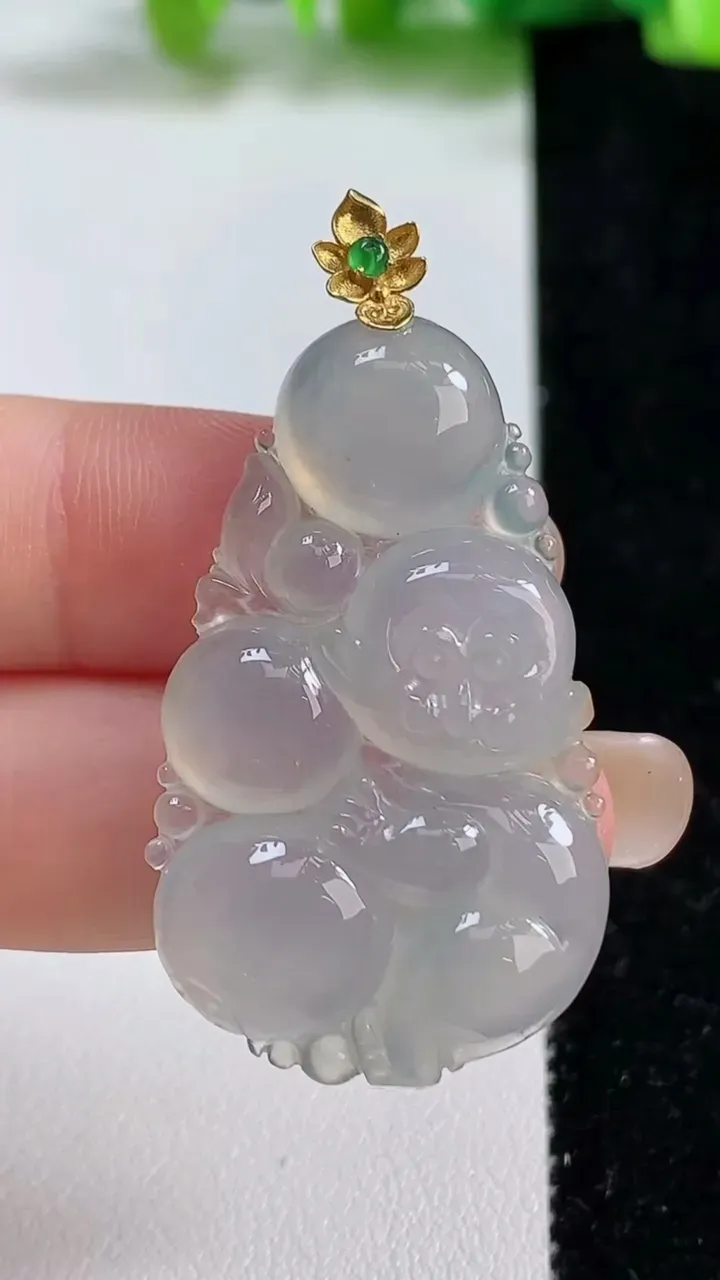 天然A货翡翠种白冰生肖猴吊坠，尺寸41-24-5.7，重量:9.83g
9月8日