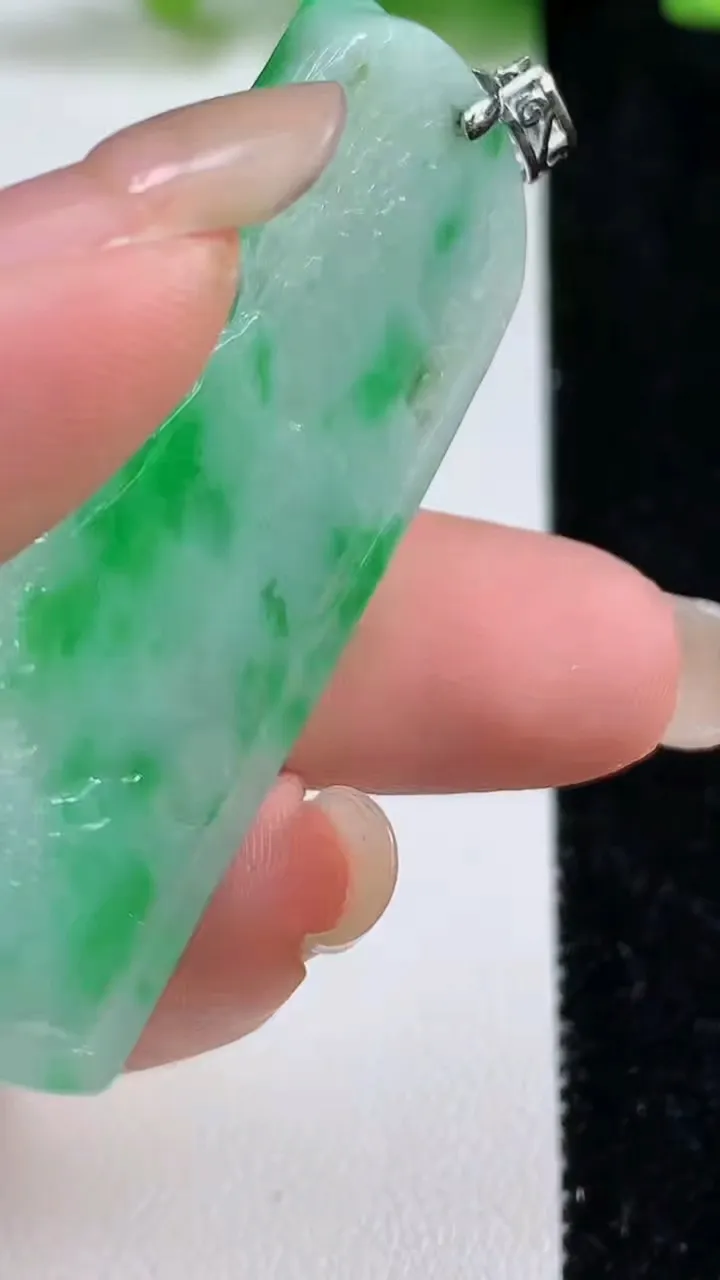 天然A货翡翠山水牌吊坠，尺寸53-28-6，重量:21.51g
9月8日