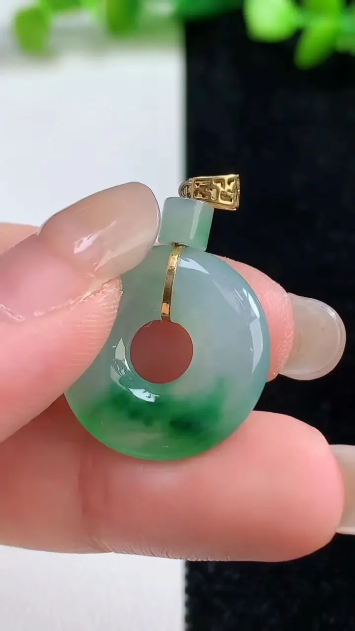 天然A货翡翠平安环吊坠，尺寸20.2-3.8，重量:3.35g
9月8日