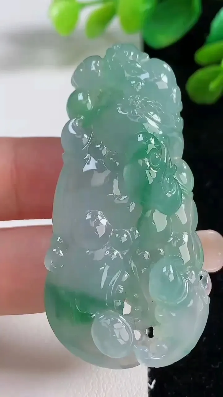 天然A货翡翠蟹钳吊坠，尺寸55-23.7-11.6，重量:26.37g
9月8日