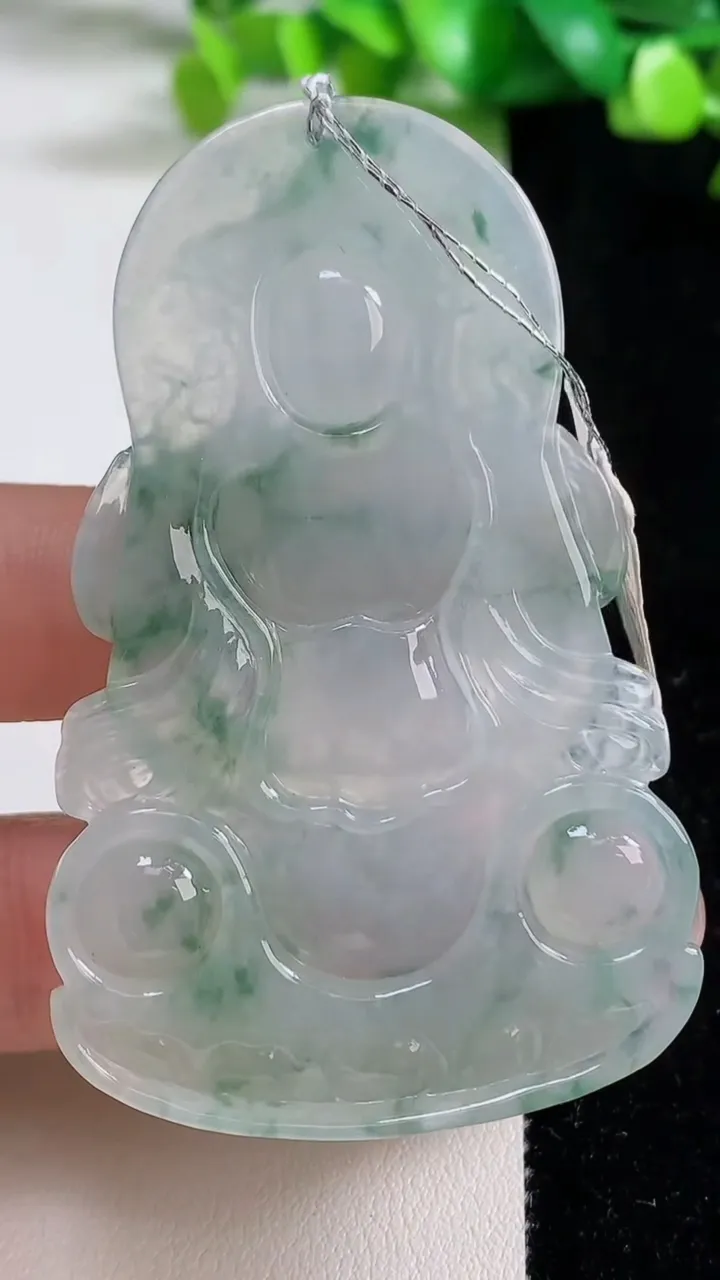 天然A货翡翠种飘花度母观音菩萨吊坠，尺寸66-42-6.7，重量:32.33g
9月8日