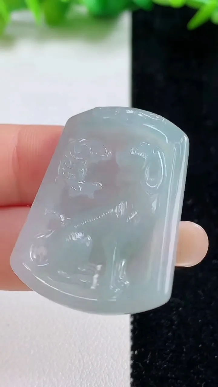 天然A货翡翠生肖狗吊坠，尺寸36.5-26.7-4.5，重量:9.30g
9月8日