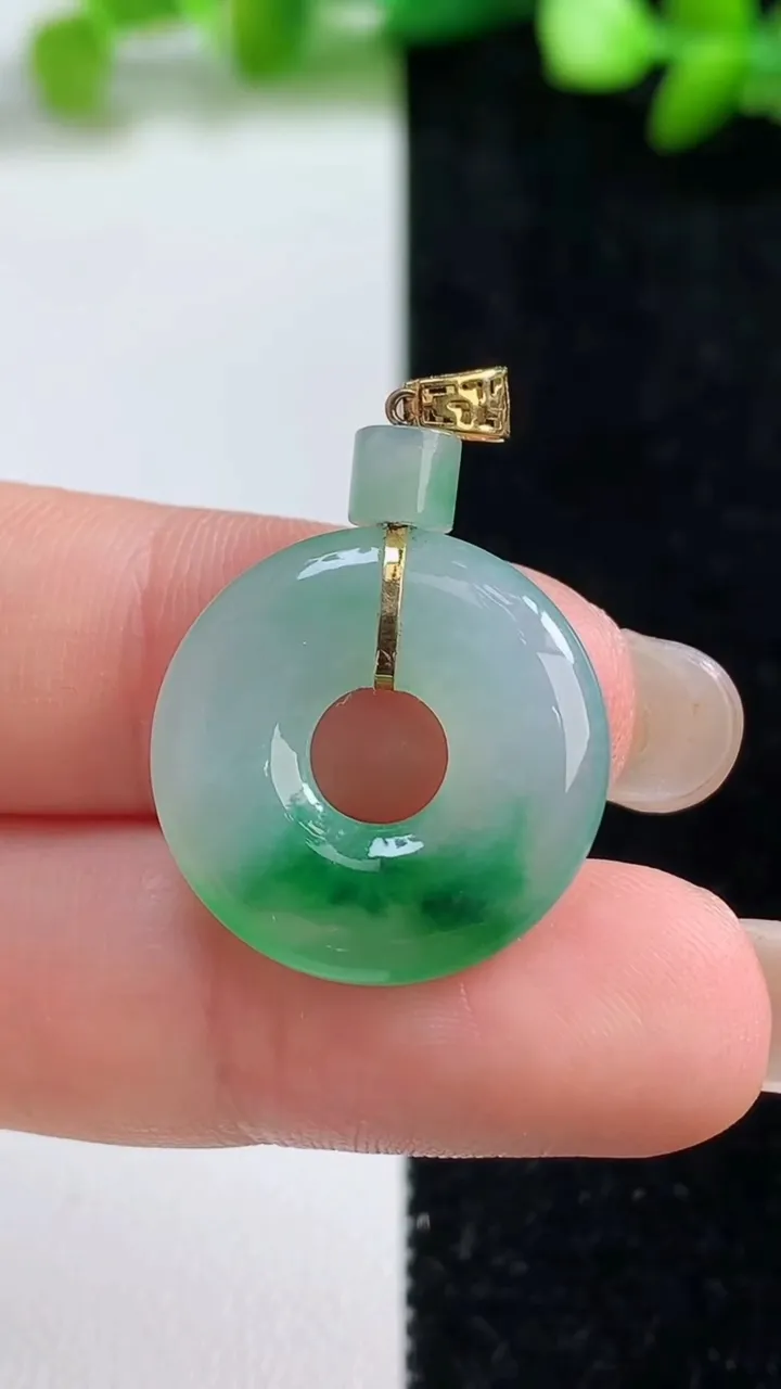 天然A货翡翠平安环吊坠，尺寸20.2-3.8，重量:3.35g
9月8日
