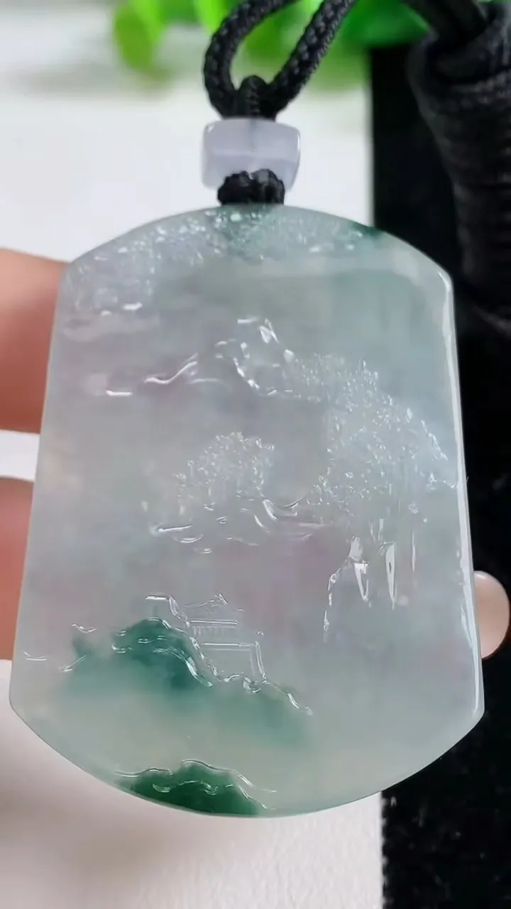 天然A货翡翠牌吊坠，尺寸51.6-38.4-6，重量:30.26g
9月8日