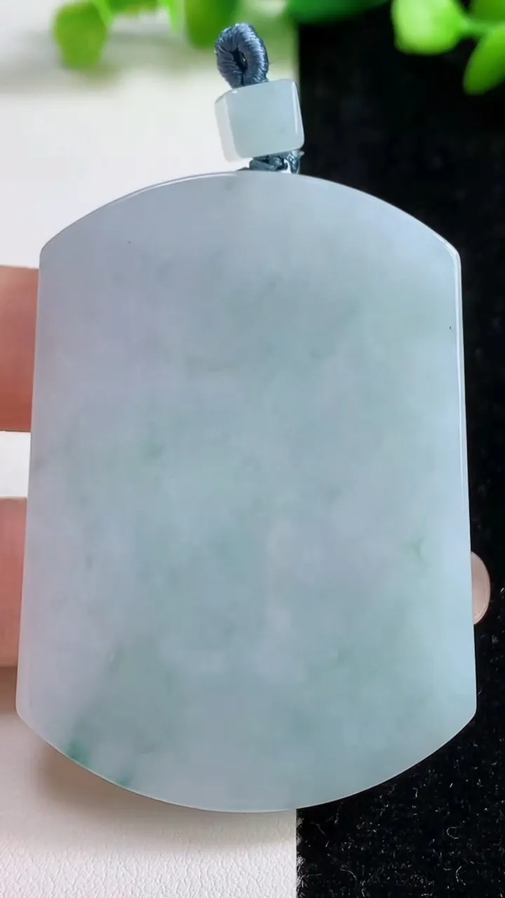 天然A货翡翠冰种飘花无事牌吊坠，尺寸59-42-6，重量:46.48g
9月8日