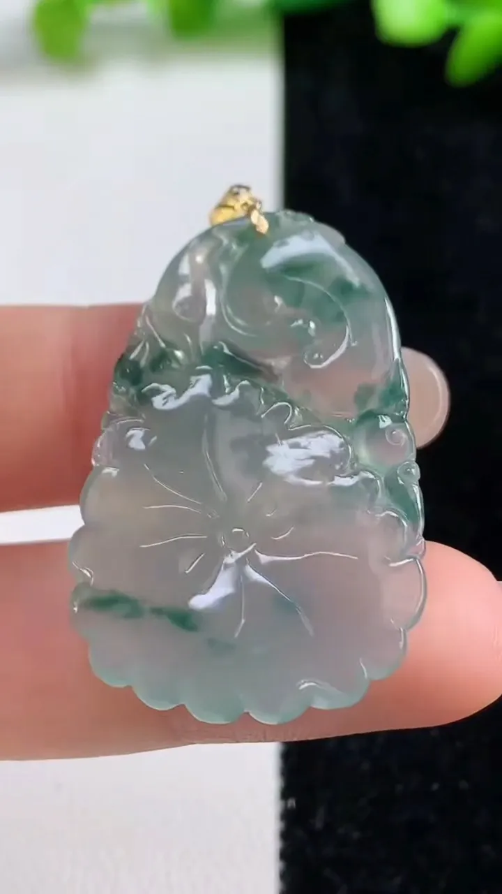 天然A货翡翠种飘花荷叶吊坠，尺寸37.5-25-3，重量:5.91g
9月8日