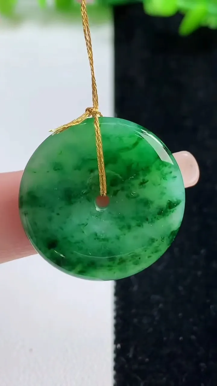 天然A货翡翠平安扣吊坠，尺寸25-3.6，重量:5.36g
9月8日