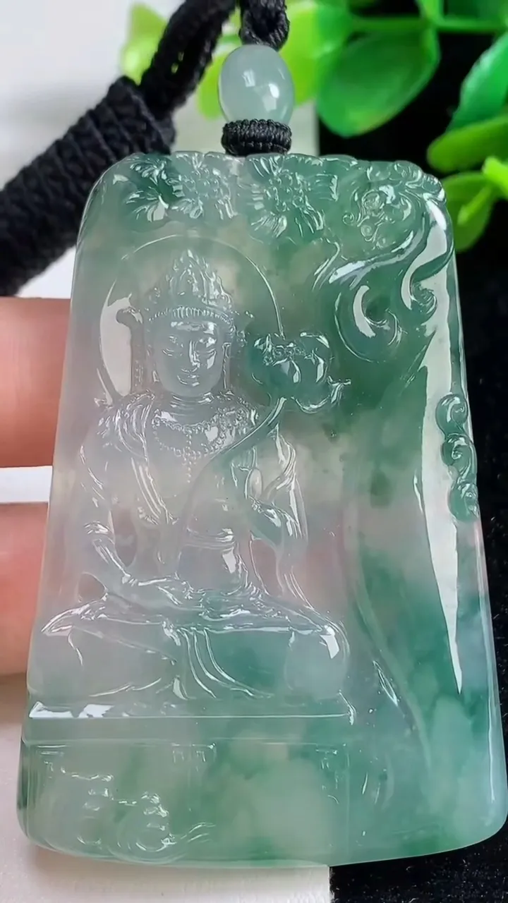 天然A货翡翠种飘花大势至观音菩萨吊坠，尺寸64.5-43.5-5，重量:39.45g
9月8日