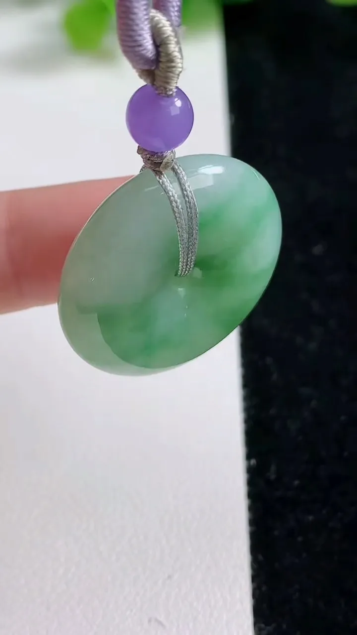 天然A货翡翠平安扣吊坠，尺寸27.6-7，重:11.30g
9月8日