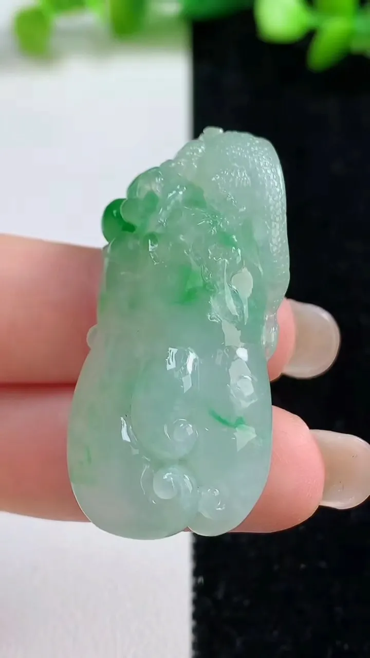 天然A货翡翠佛手瓜吊坠，尺寸42.3-20-10.6，重量:16.87g
9月8日