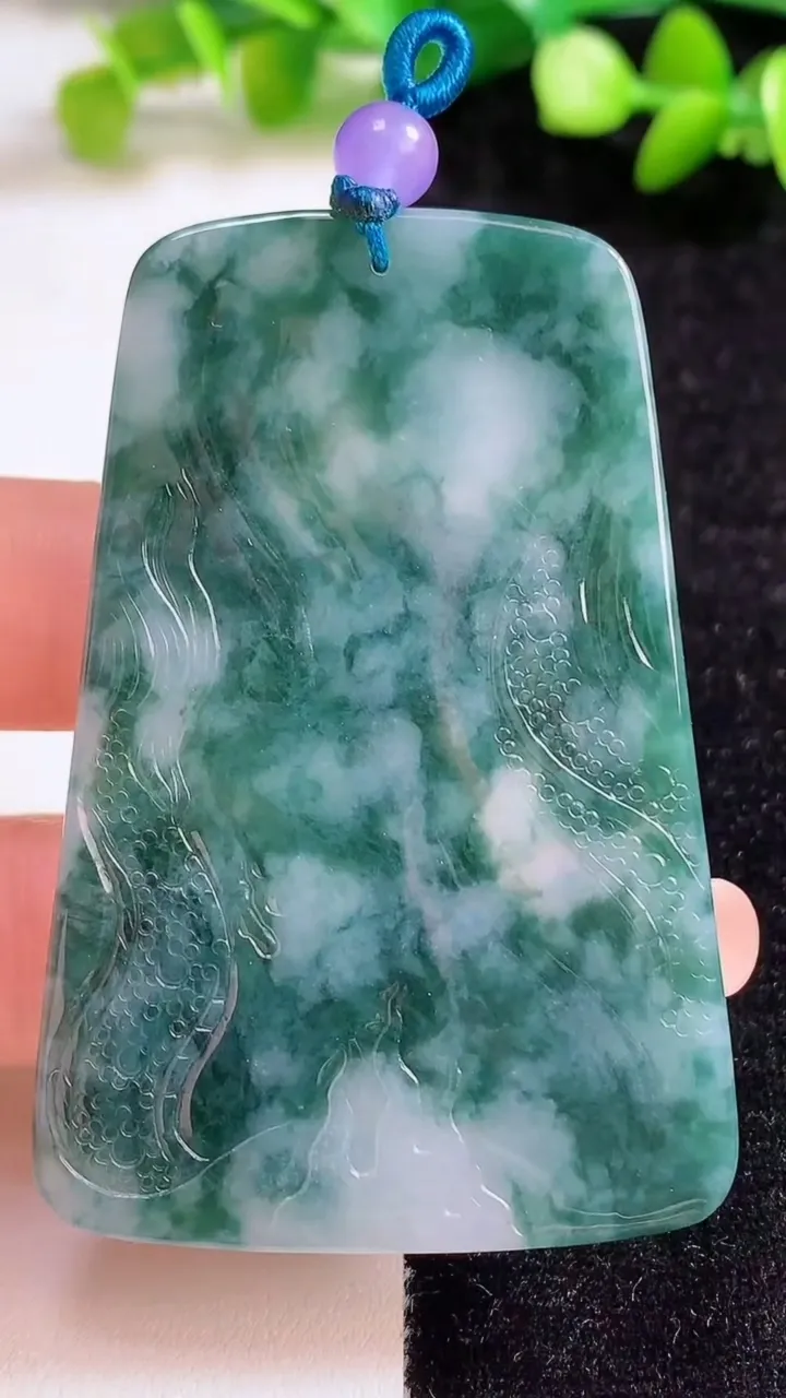 天然A货翡翠飘花祥龙不动明王吊坠，尺寸63.4-42.5-4.8，重量:29.80g
9月8日