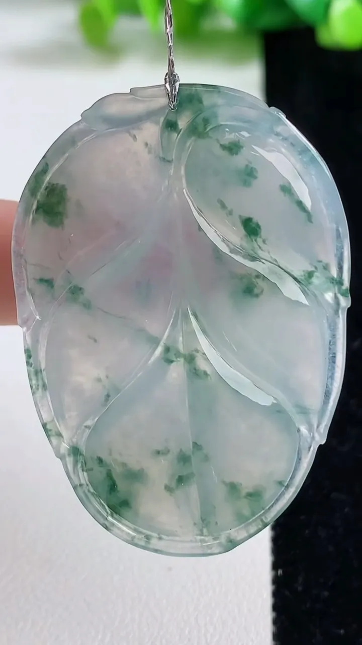 天然A货翡翠种飘花金枝玉叶 叶子吊坠，尺寸49-34.8-5，重量:16.64g
9月8日