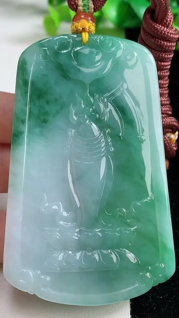 天然A货翡翠大势至观音菩萨吊坠，尺寸76.2-47-11.7，重量:91.20g
9月8日