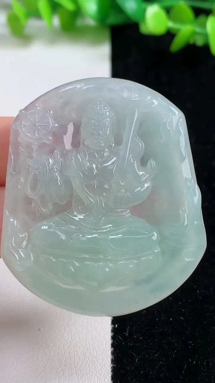天然A货翡翠不动明王吊坠，尺寸51.2-43.6-4.7，重量:24.52g
9月8日