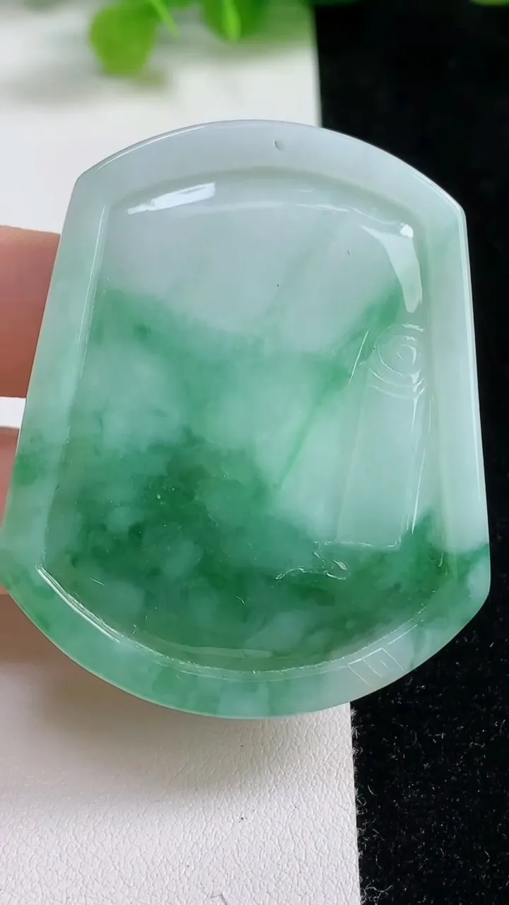 天然A货翡翠一念之间吊坠，尺寸53.7-45-6，重:30.78g
9月8日