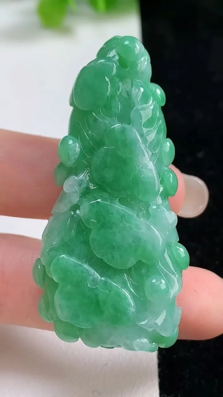 天然A货翡翠白菜吊坠，尺寸53.7-27.2-11，重:26.07g
9月8日