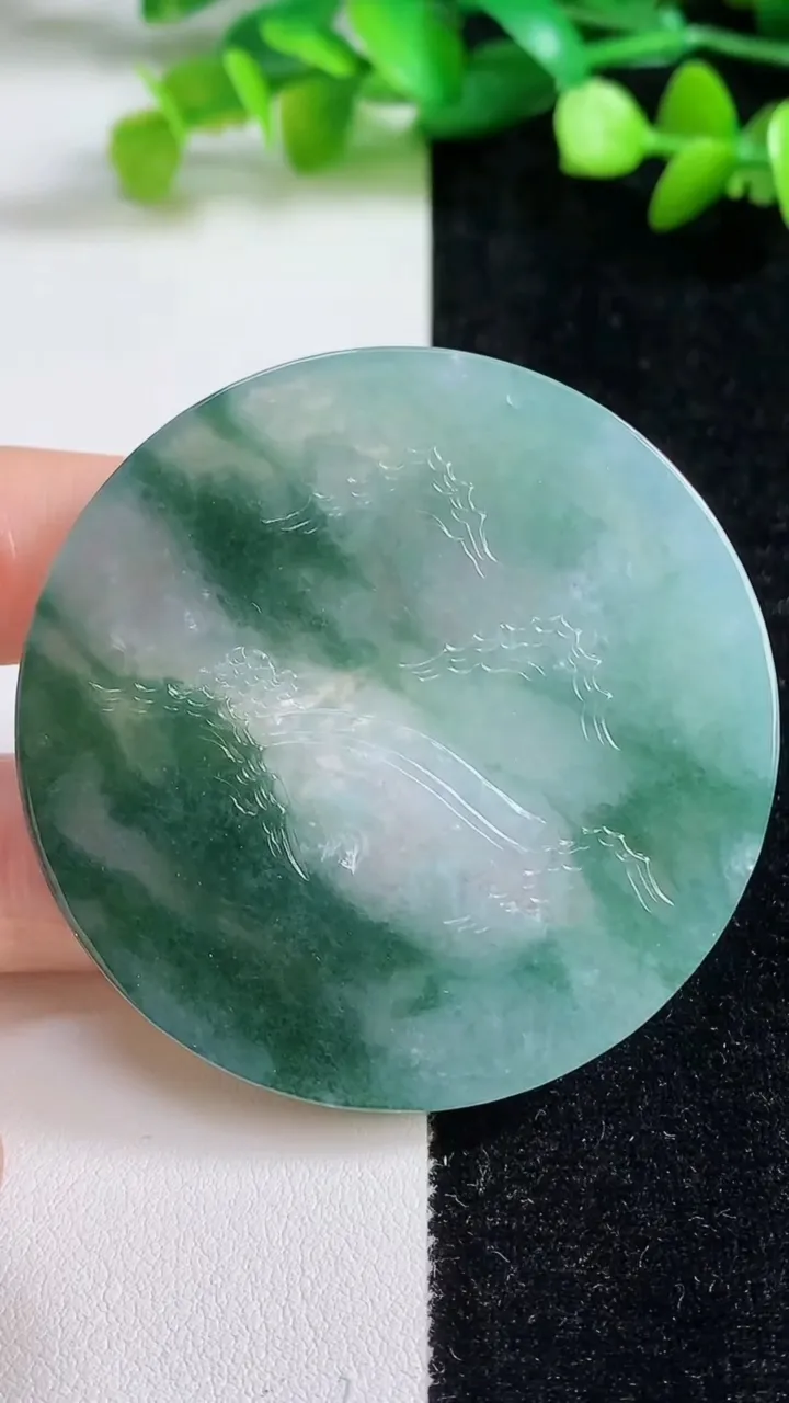 天然A货翡翠牌吊坠，尺寸55.3-4.6，重量:32.22g
9月8日