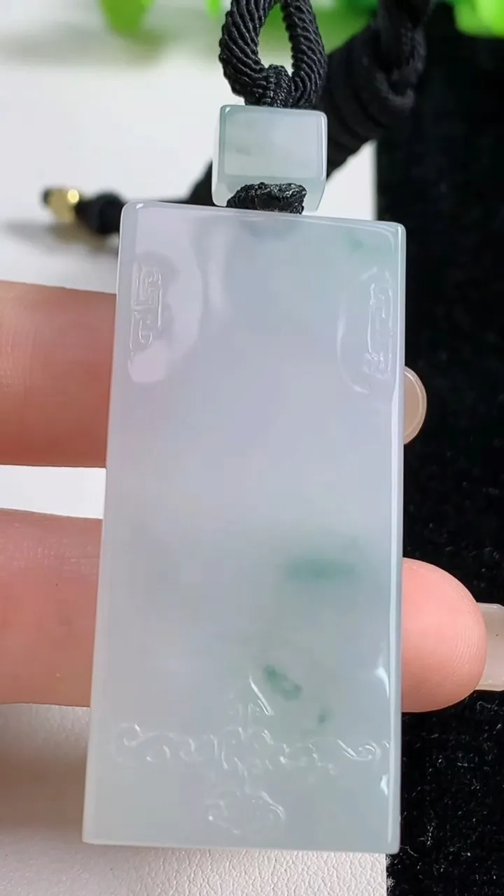 天然A货翡翠冰种仿古无事牌吊坠，尺寸52.6-25-6，重量:30.00g
9月8日