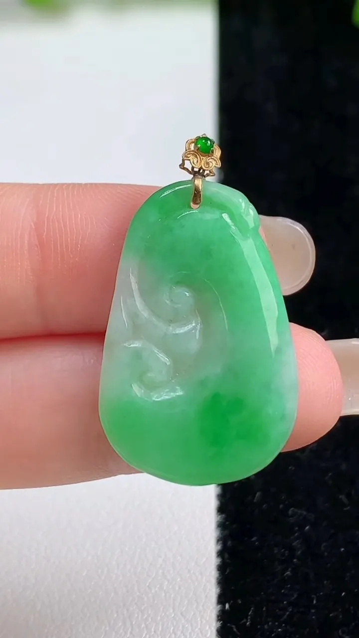 天然A货翡翠如意吊坠，尺寸29-19-3，重量:3.18g
9月8日