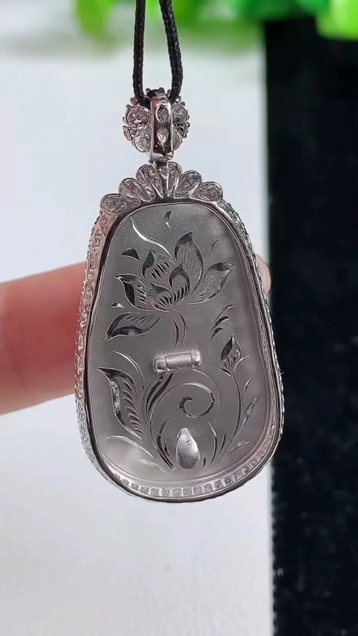 天然A货翡翠如意吊坠，尺寸40.2-20-6.4，裸石29.2-17.3重量:7.24g
9月8日