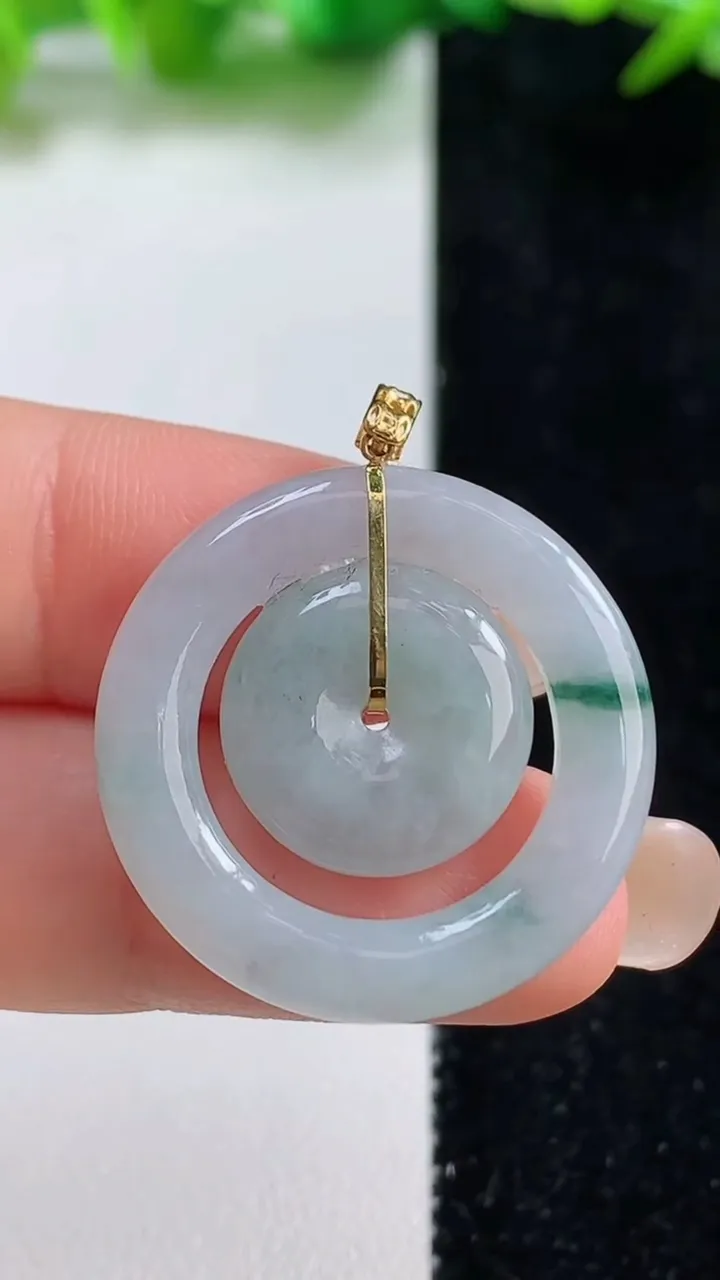 天然A货翡翠种飘花母子平安扣吊坠，尺寸26.8-3.6，重量:5.41g
9月8日