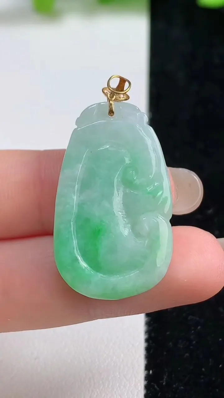 天然A货翡翠如意吊坠，尺寸32-19.5-4，重量:5.52g
9月8日