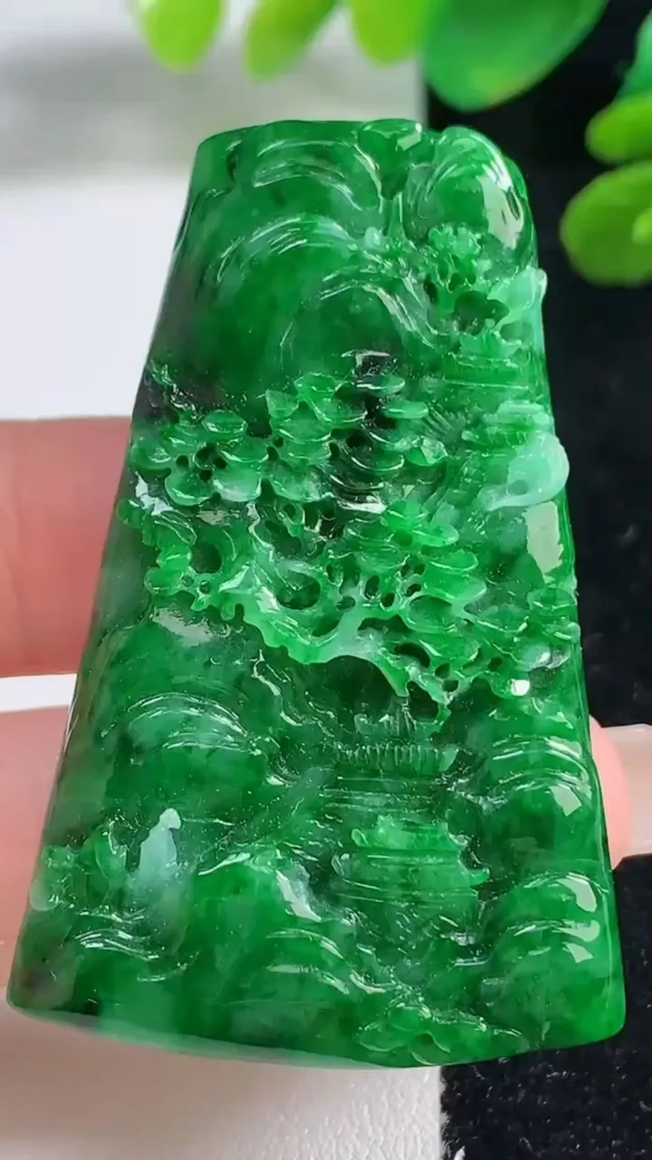 天然A货翡翠山水牌吊坠，尺寸53.6-33.5-5.4，重量:17.99g
9月8日