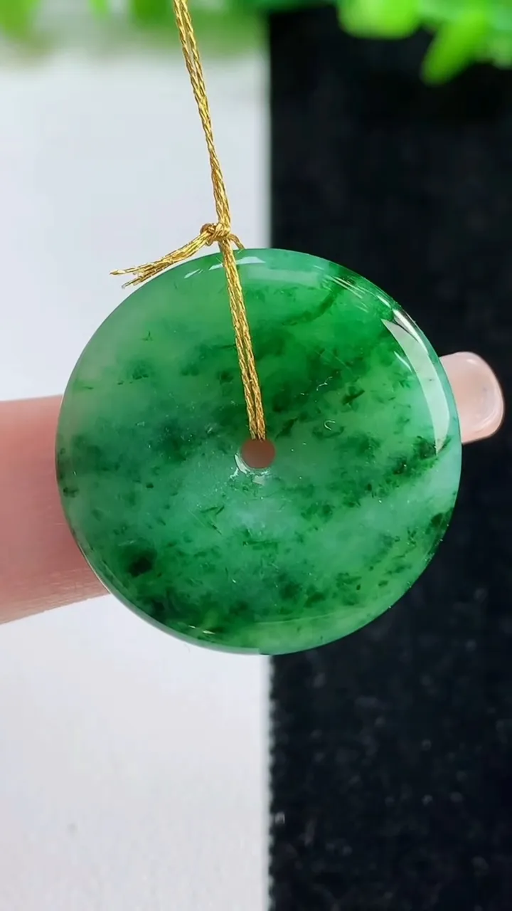 天然A货翡翠平安扣吊坠，尺寸25-3.6，重量:5.36g
9月8日