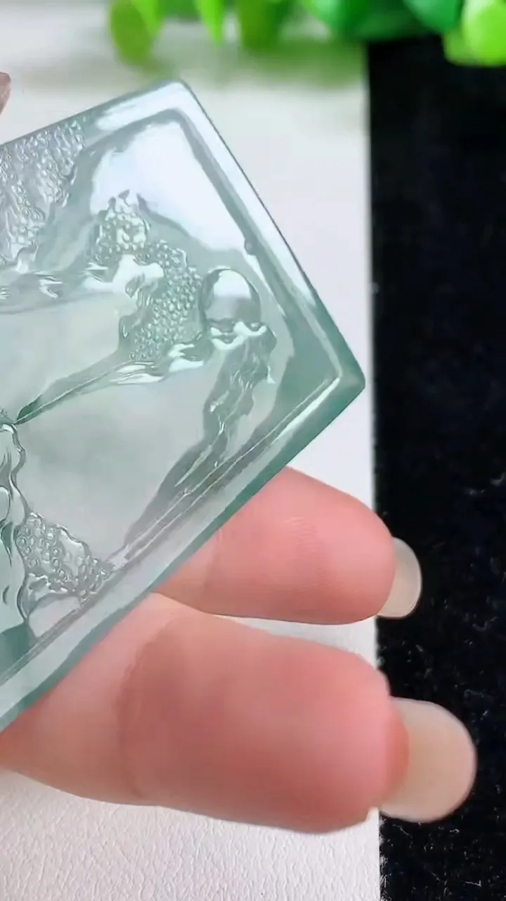天然A货翡翠种飘花山水阿尼陀佛吊坠，尺寸53.5-41.4-5.3，重量:33.90g
9月8日
