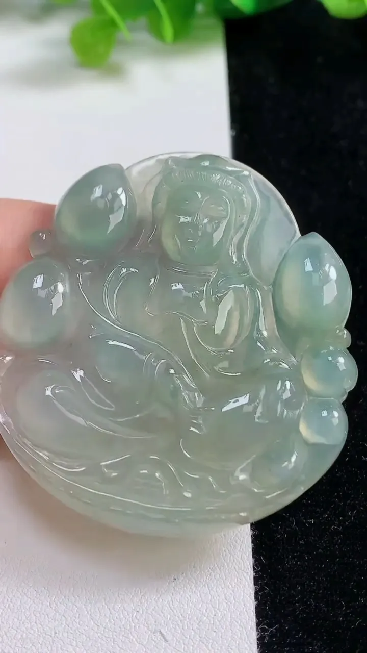 天然A货翡翠大势至观音菩萨吊坠，尺寸52.7-49.2-6，重:26.29g
9月8日