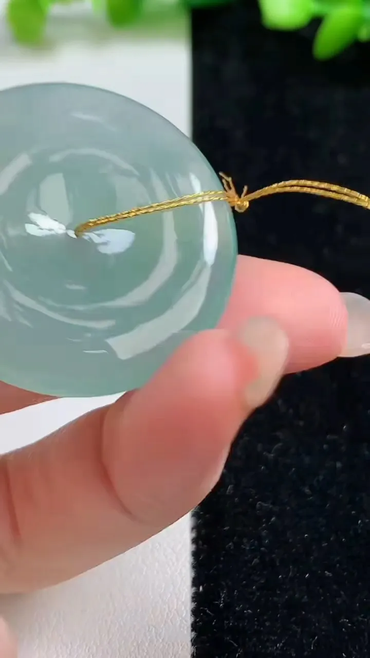 天然A货翡翠平安扣吊坠，尺寸36.4-5.8，重量:17.78g
9月8日