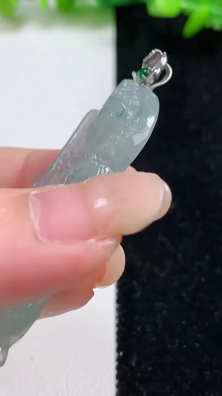 天然A货翡翠虚空藏观音菩萨吊坠，尺寸51-27.6-5.3，重量:15.12g
9月8日