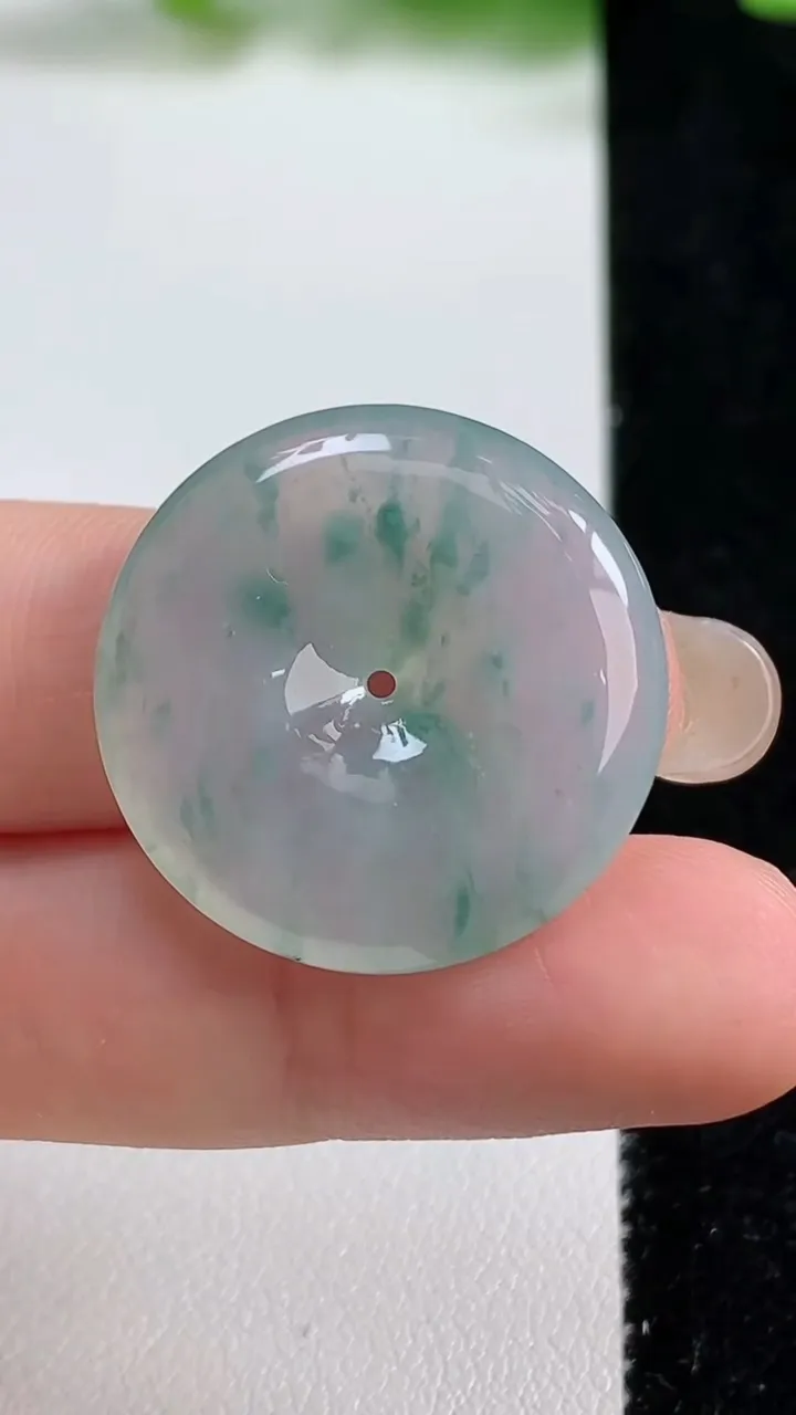 天然A货翡翠冰种飘花平安扣吊坠，尺寸26-4.7，重量:7.12g
9月8日