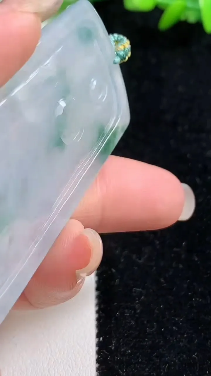 天然A货翡翠冰种飘花普贤菩萨吊坠，尺寸59.2-32.8-5.4，重量:24.71g
9月8日