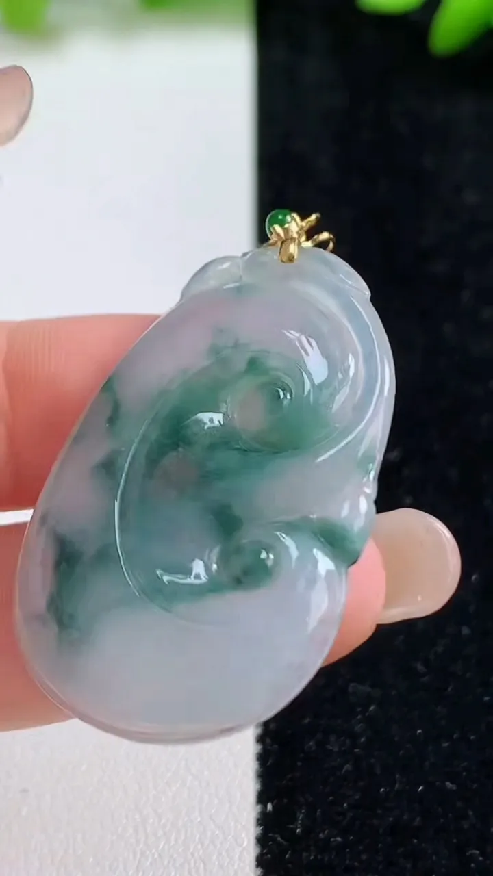 天然A货翡翠种飘花如意吊坠，尺寸39-26.2-3.4，重量:7.13g
9月8日
