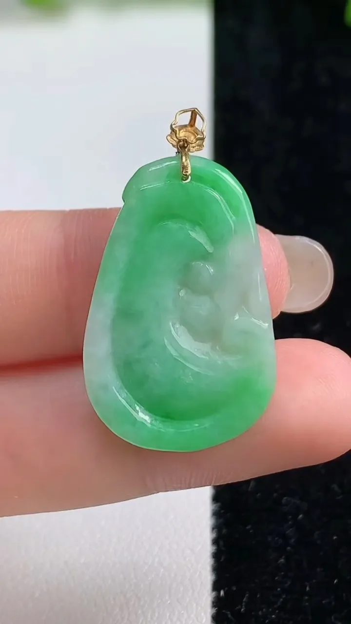 天然A货翡翠如意吊坠，尺寸29-19-3，重量:3.18g
9月8日