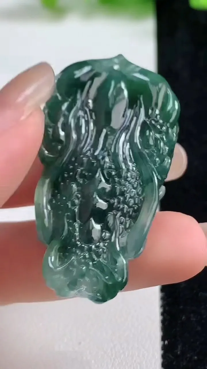 天然A货翡翠龙牌吊坠，尺寸47-25.4-11.5，重量:23.33g
9月8日