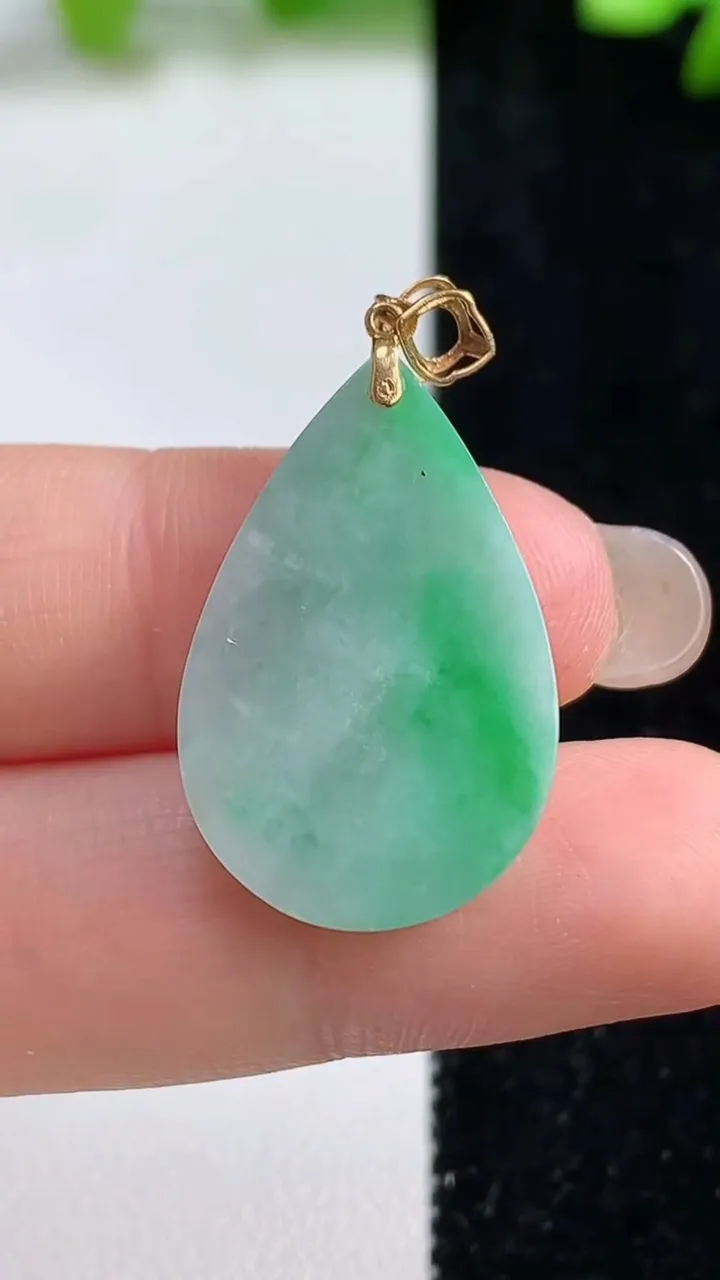 天然A货翡翠水滴吊坠，尺寸27.3-17-3.8，重量:4.16g
9月8日