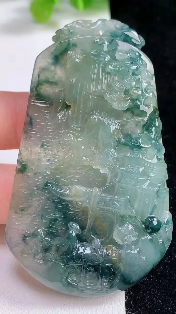 天然A货翡翠牌吊坠，尺寸70-43-10，重:44.79g
9月8日