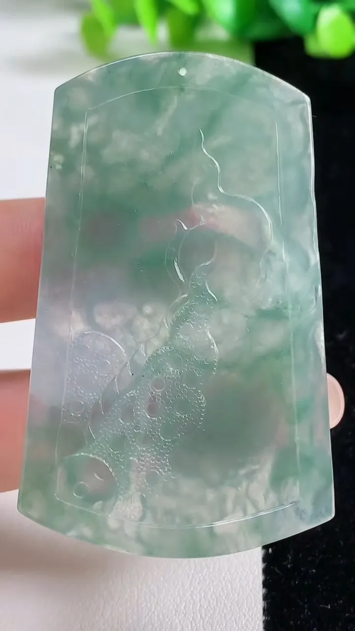 天然A货翡翠龙牌吊坠，尺寸61.7-38-5.3，重量:26.10g
9月8日