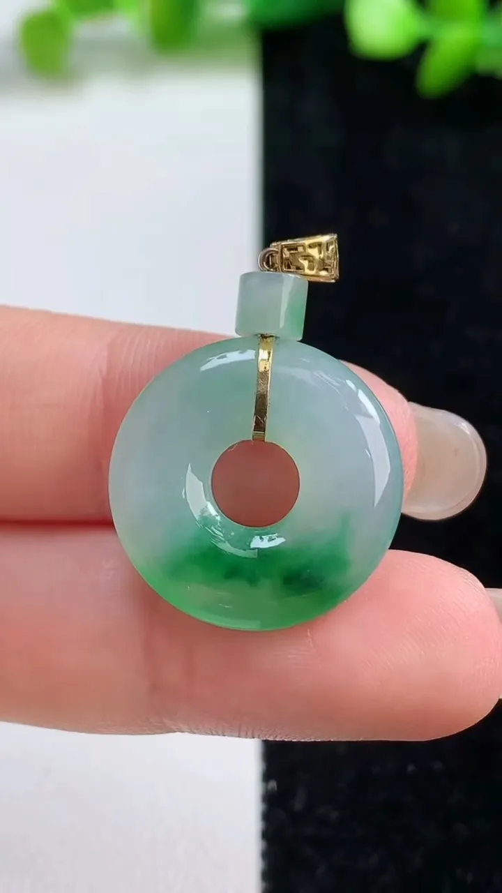 天然A货翡翠平安环吊坠，尺寸20.2-3.8，重量:3.35g
9月8日