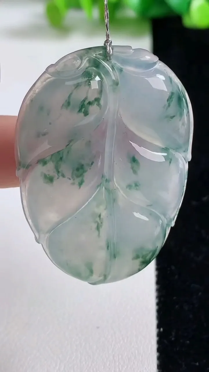 天然A货翡翠种飘花金枝玉叶 叶子吊坠，尺寸49-34.8-5，重量:16.64g
9月8日