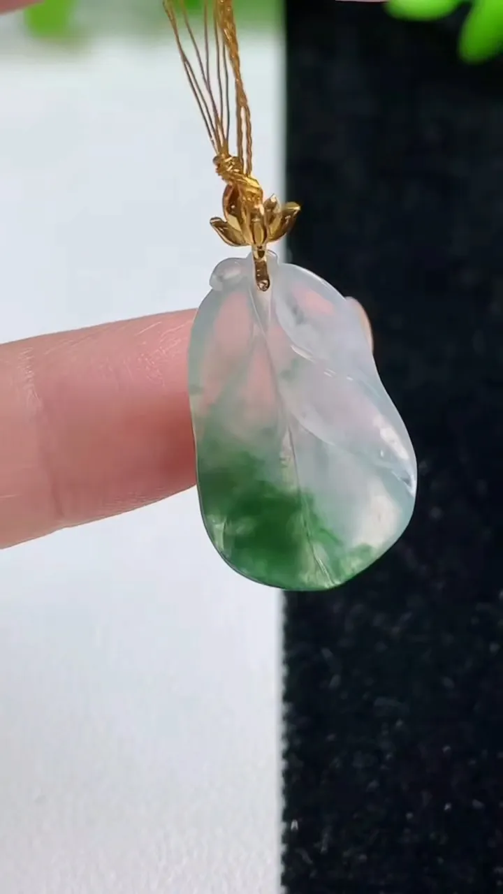 天然A货翡翠金枝玉叶 叶子吊坠，尺寸25-14.6-2.5，重量:2.12g
9月8日