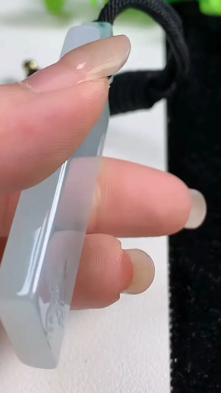 天然A货翡翠冰种仿古无事牌吊坠，尺寸52.6-25-6，重量:30.00g
9月8日