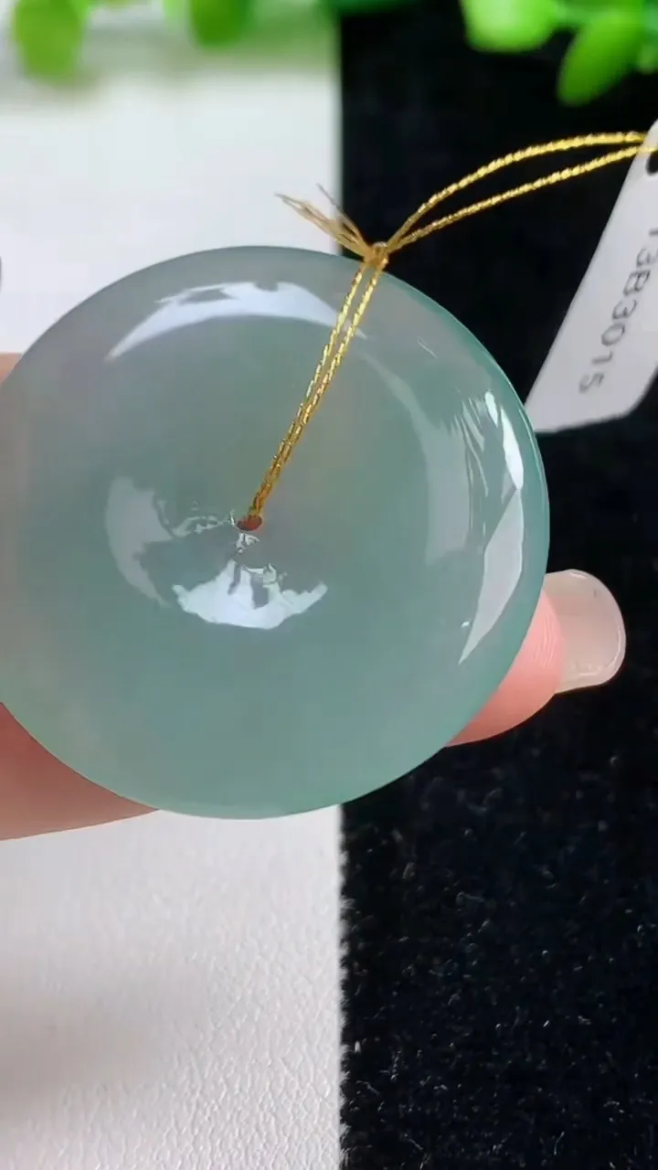天然A货翡翠平安扣吊坠，尺寸36.4-5.8，重量:17.78g
9月8日