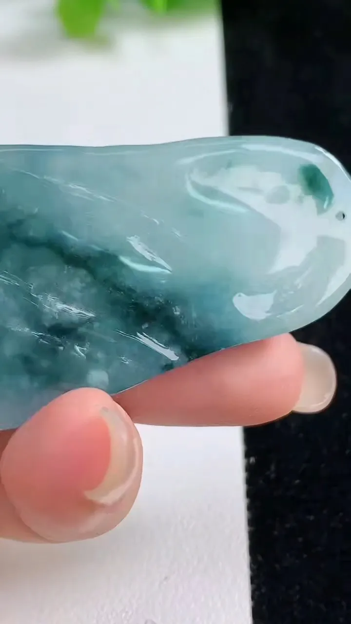 天然A货翡翠冰种飘花大日如来吊坠，尺寸57.5-29-6，重:20.23g
9月8日