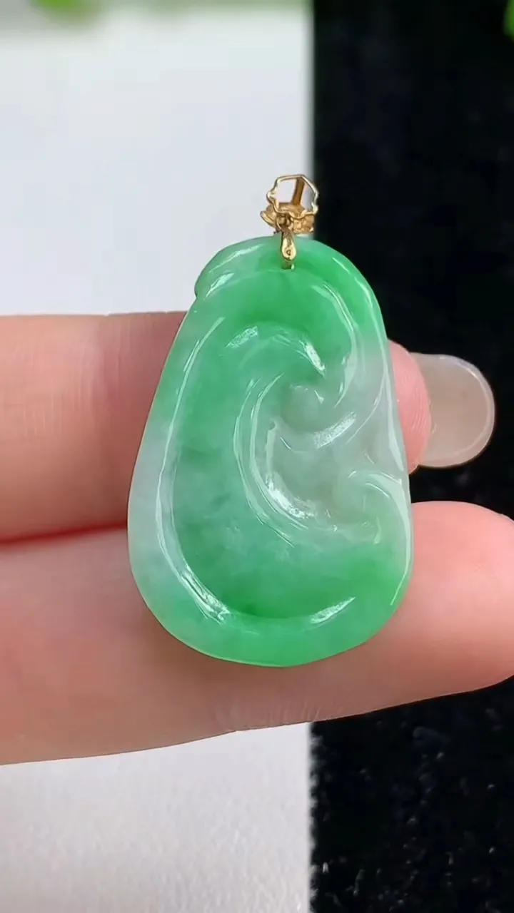 天然A货翡翠如意吊坠，尺寸29-19-3，重量:3.18g
9月8日