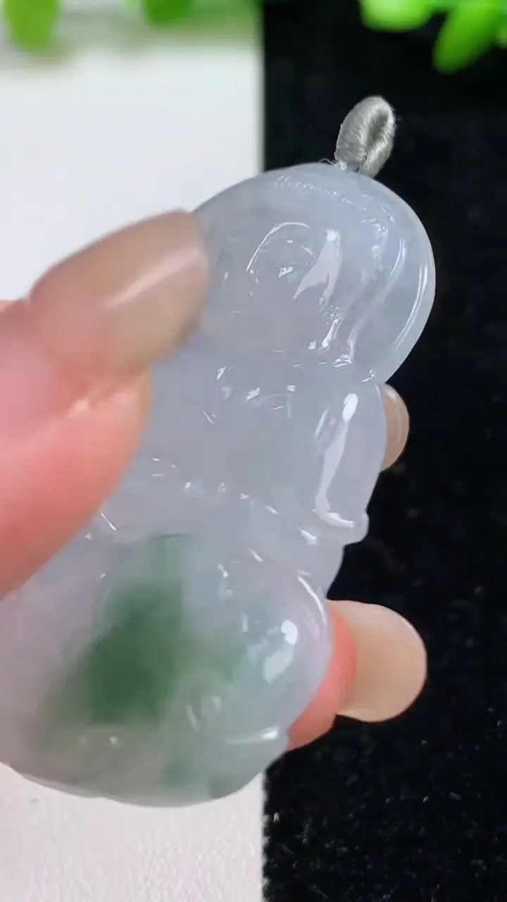 天然A货翡翠冰种飘花观音菩萨吊坠，尺寸50.5-34.5-6.2，重量:18.14g
9月8日