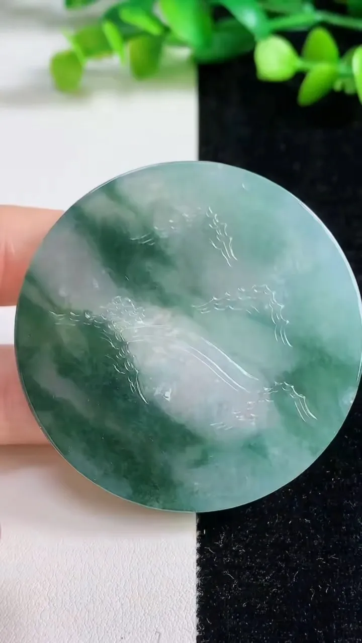 天然A货翡翠牌吊坠，尺寸55.3-4.6，重量:32.22g
9月8日